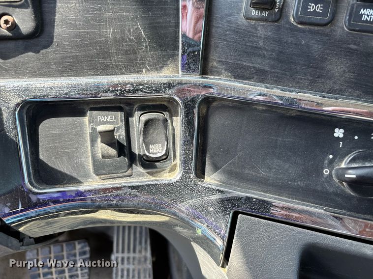 image for item DW7104 2006 Freightliner Columbia semi truck