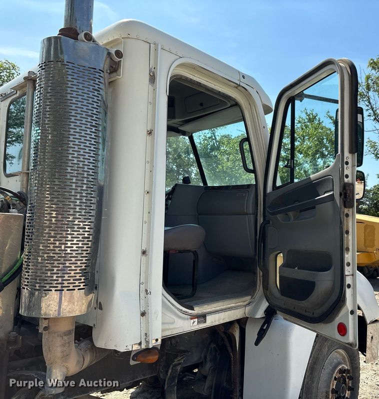 image for item DW7104 2006 Freightliner Columbia semi truck