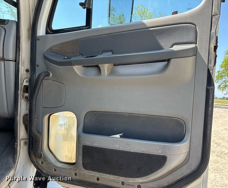 image for item DW7104 2006 Freightliner Columbia semi truck