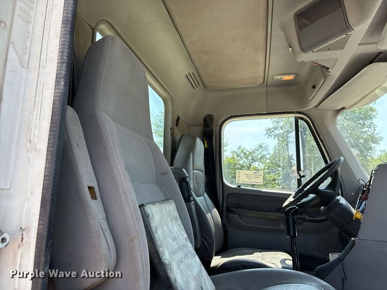 image for item DW7104 2006 Freightliner Columbia semi truck