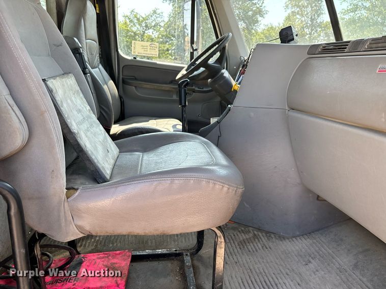 image for item DW7104 2006 Freightliner Columbia semi truck