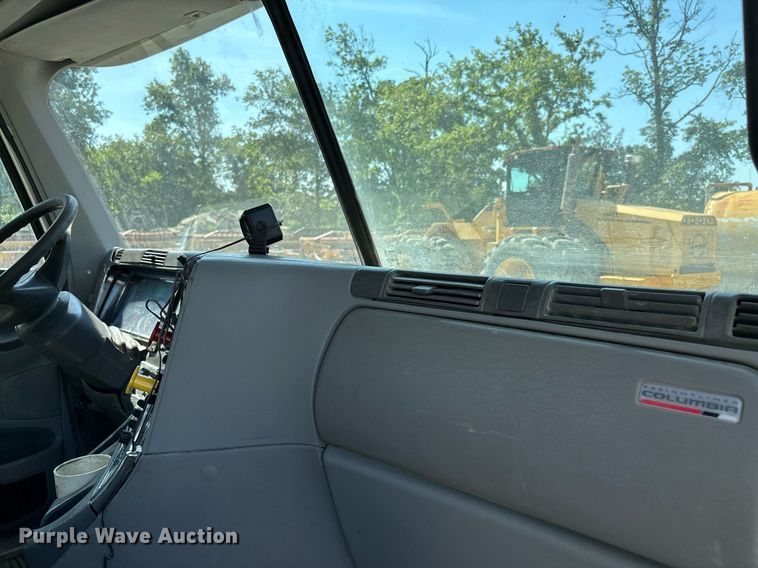 image for item DW7104 2006 Freightliner Columbia semi truck