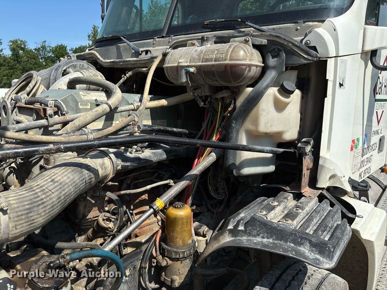 image for item DW7104 2006 Freightliner Columbia semi truck