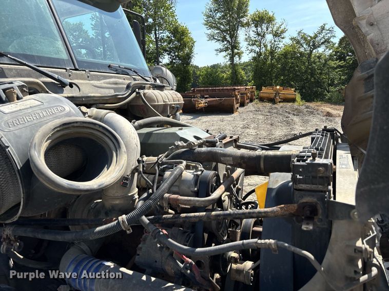 image for item DW7104 2006 Freightliner Columbia semi truck