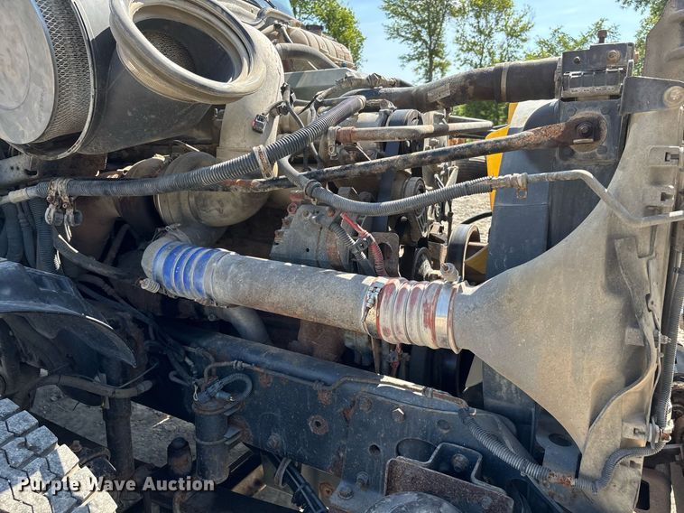 image for item DW7104 2006 Freightliner Columbia semi truck