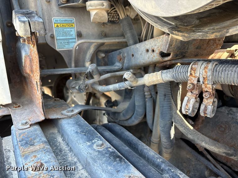 image for item DW7104 2006 Freightliner Columbia semi truck