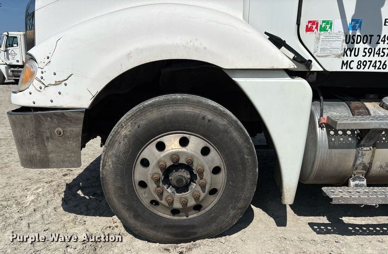 image for item DW7104 2006 Freightliner Columbia semi truck