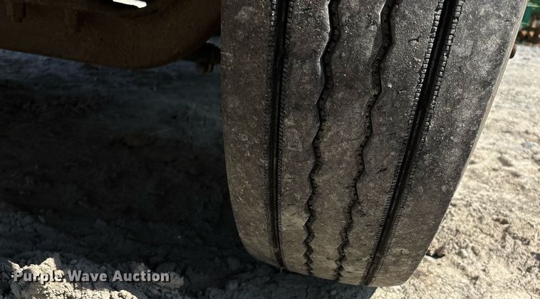 image for item DW7104 2006 Freightliner Columbia semi truck