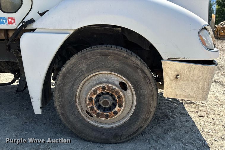 image for item DW7104 2006 Freightliner Columbia semi truck