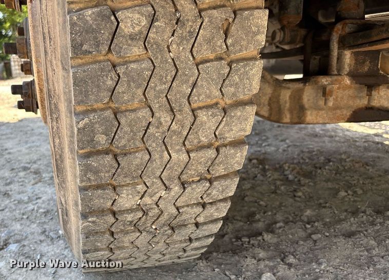 image for item DW7104 2006 Freightliner Columbia semi truck