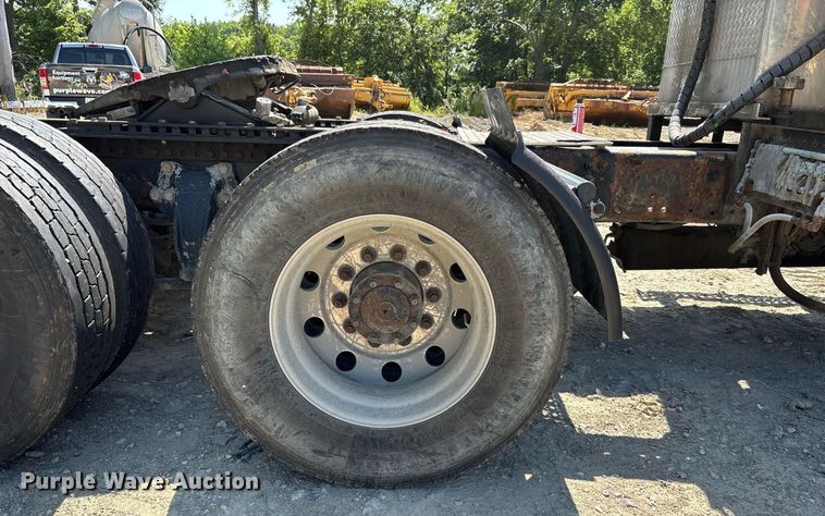 image for item DW7104 2006 Freightliner Columbia semi truck