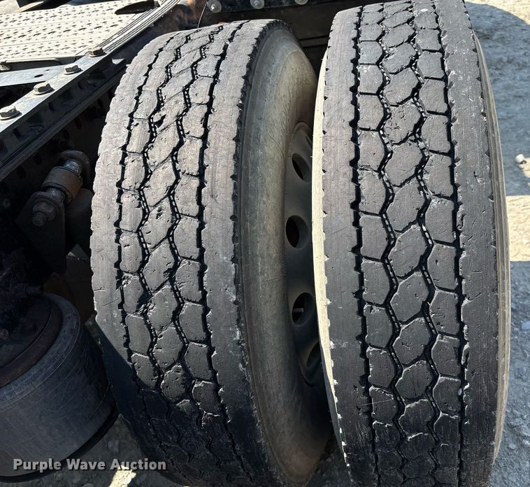 image for item DW7104 2006 Freightliner Columbia semi truck