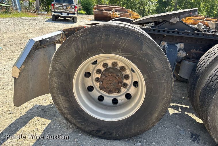 image for item DW7104 2006 Freightliner Columbia semi truck