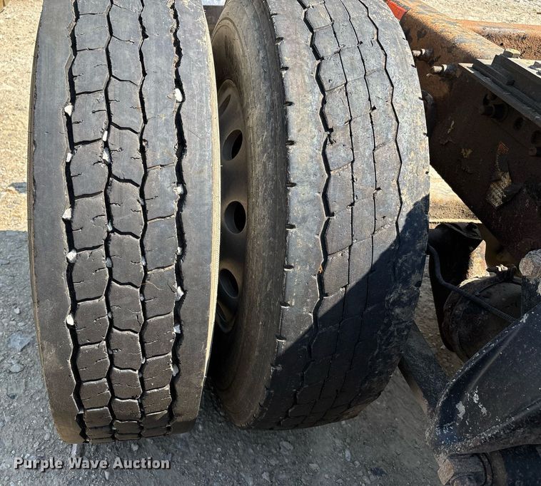 image for item DW7104 2006 Freightliner Columbia semi truck