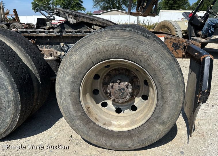 image for item DW7104 2006 Freightliner Columbia semi truck