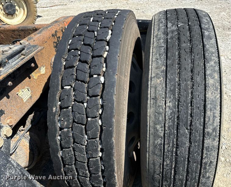 image for item DW7104 2006 Freightliner Columbia semi truck