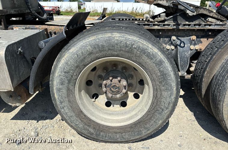 image for item DW7104 2006 Freightliner Columbia semi truck