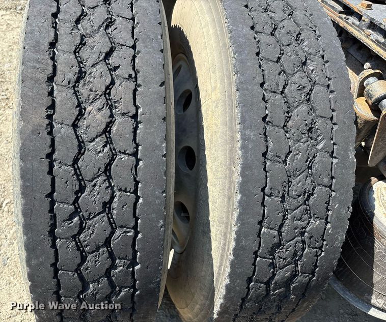 image for item DW7104 2006 Freightliner Columbia semi truck