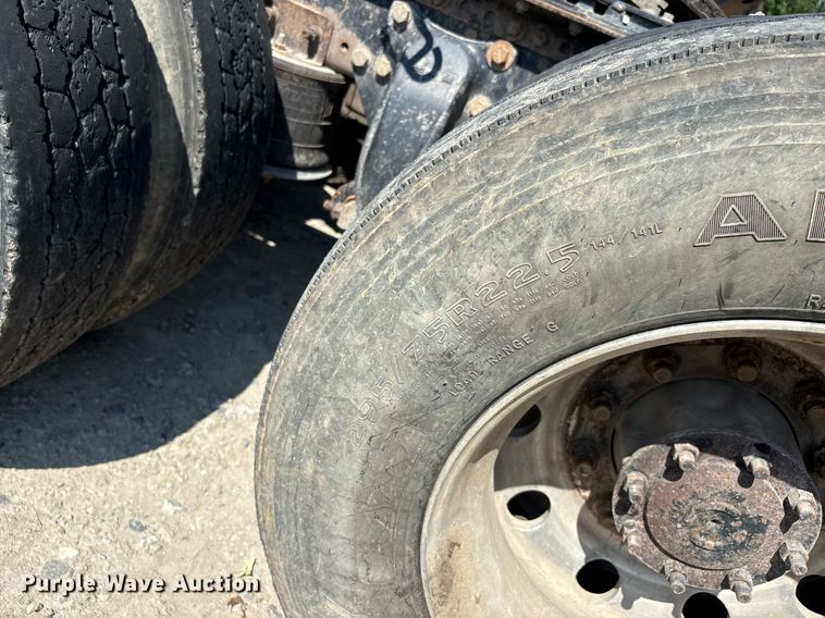 image for item DW7104 2006 Freightliner Columbia semi truck