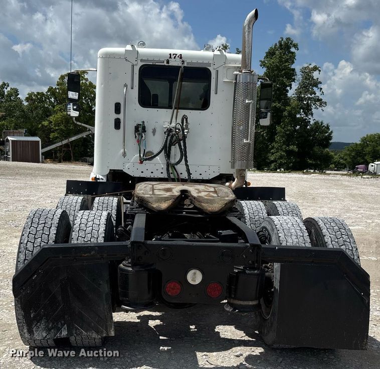 image for item DW7194 2007 Freightliner semi truck