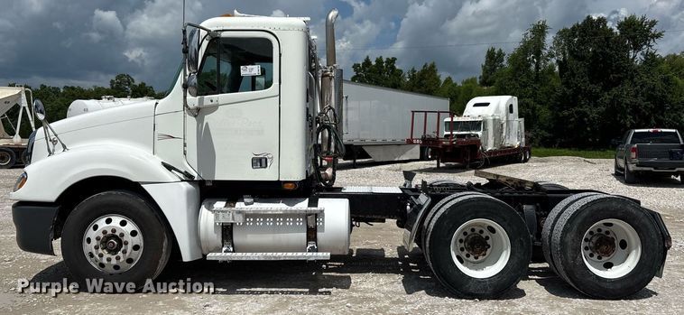image for item DW7194 2007 Freightliner semi truck