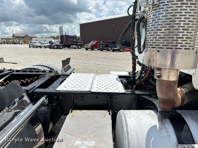 image for item DW7194 2007 Freightliner semi truck