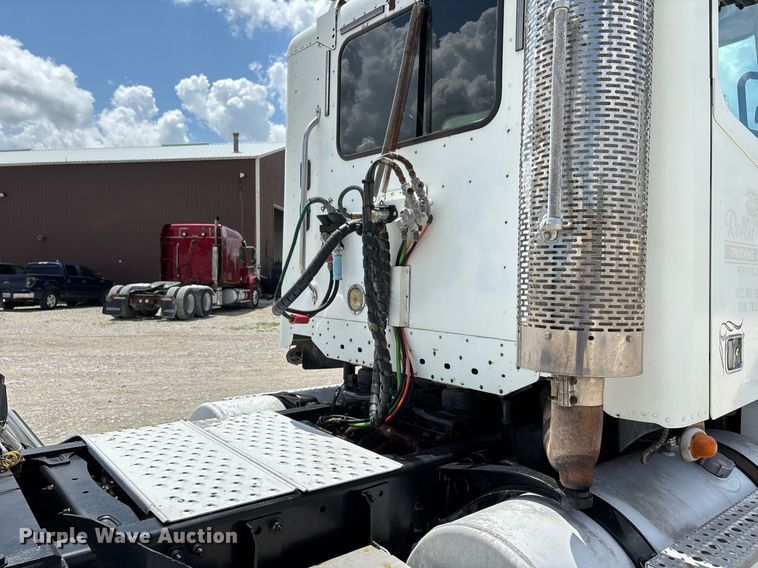 image for item DW7194 2007 Freightliner semi truck