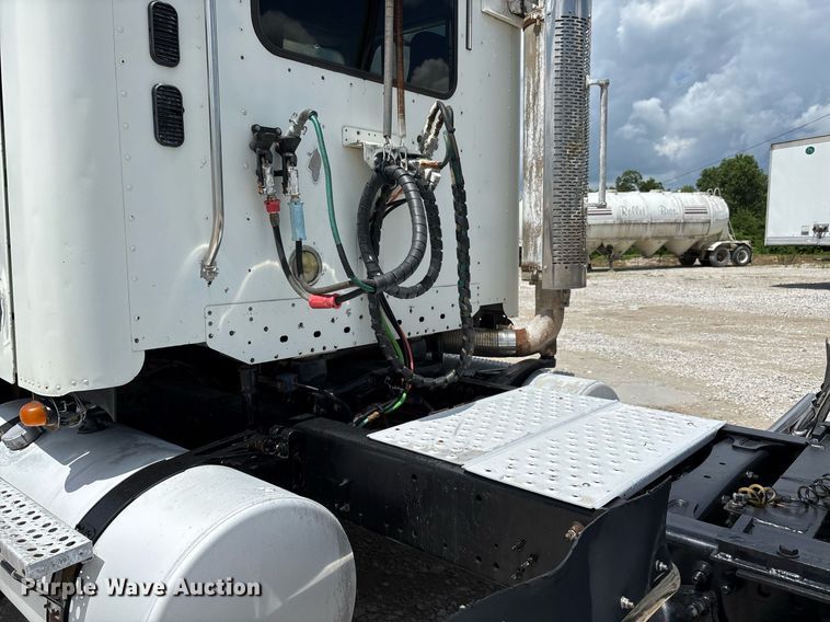 image for item DW7194 2007 Freightliner semi truck