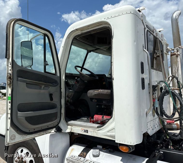 image for item DW7194 2007 Freightliner semi truck