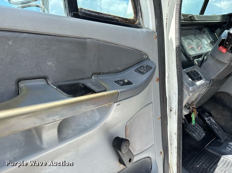 image for item DW7194 2007 Freightliner semi truck