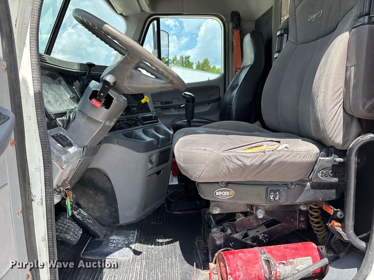 image for item DW7194 2007 Freightliner semi truck