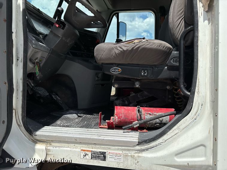 image for item DW7194 2007 Freightliner semi truck