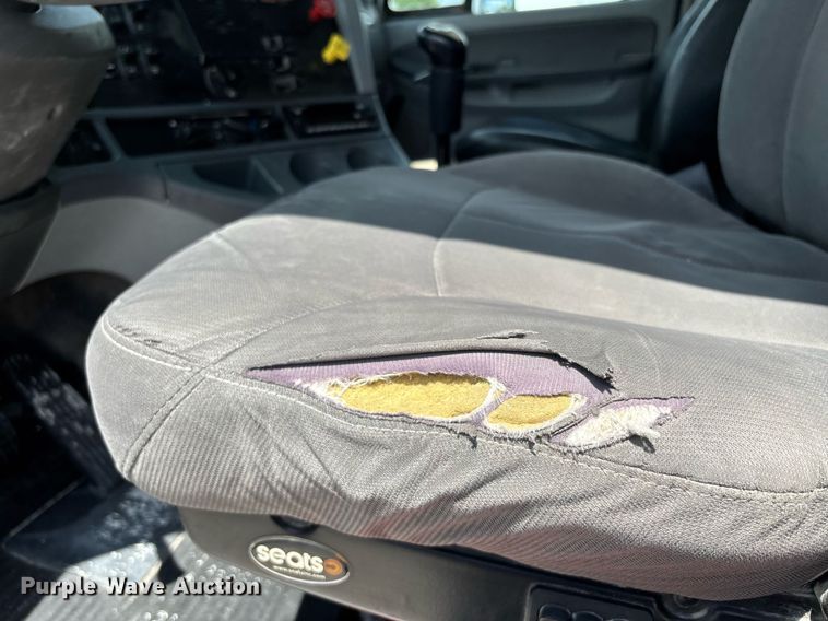 image for item DW7194 2007 Freightliner semi truck