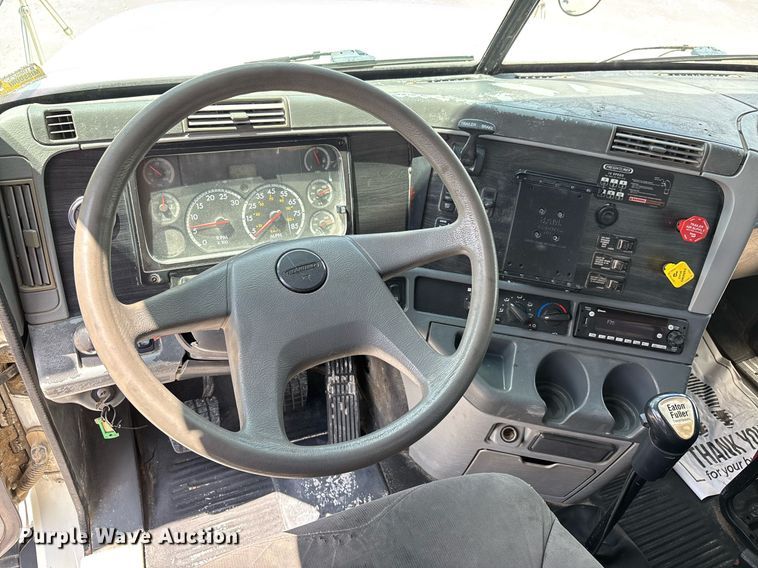 image for item DW7194 2007 Freightliner semi truck