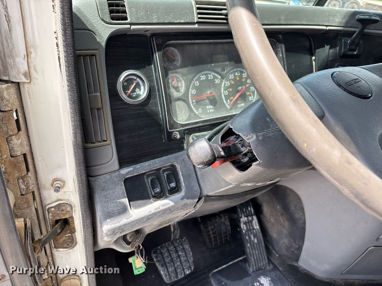 image for item DW7194 2007 Freightliner semi truck