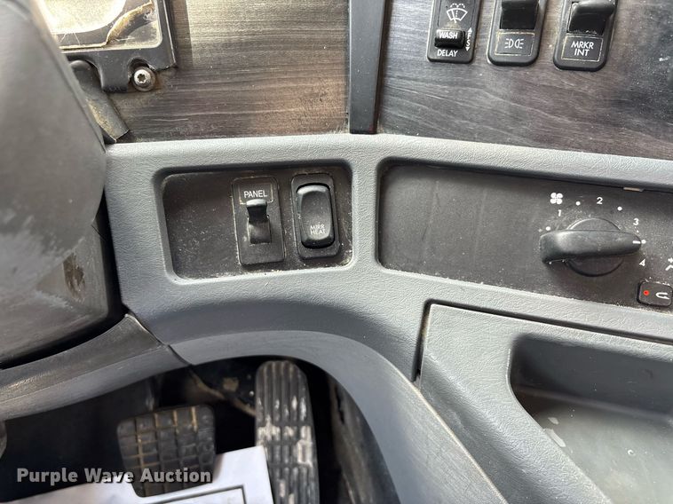 image for item DW7194 2007 Freightliner semi truck