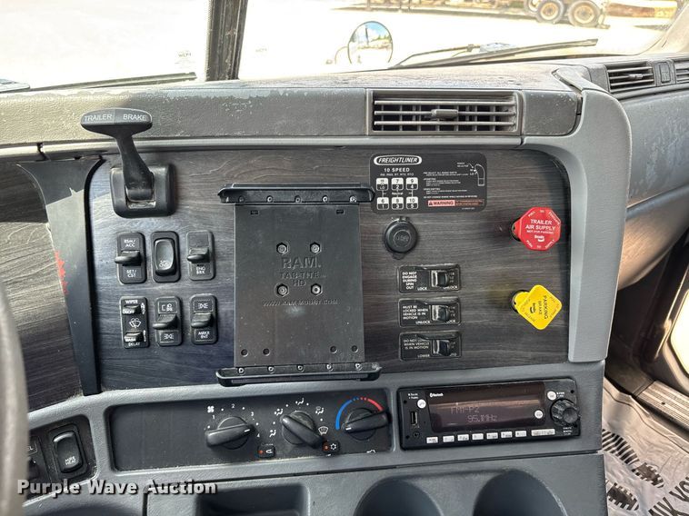 image for item DW7194 2007 Freightliner semi truck