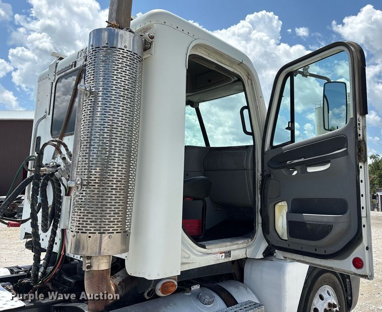 image for item DW7194 2007 Freightliner semi truck