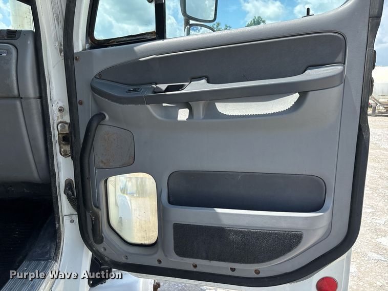 image for item DW7194 2007 Freightliner semi truck