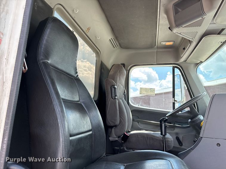 image for item DW7194 2007 Freightliner semi truck