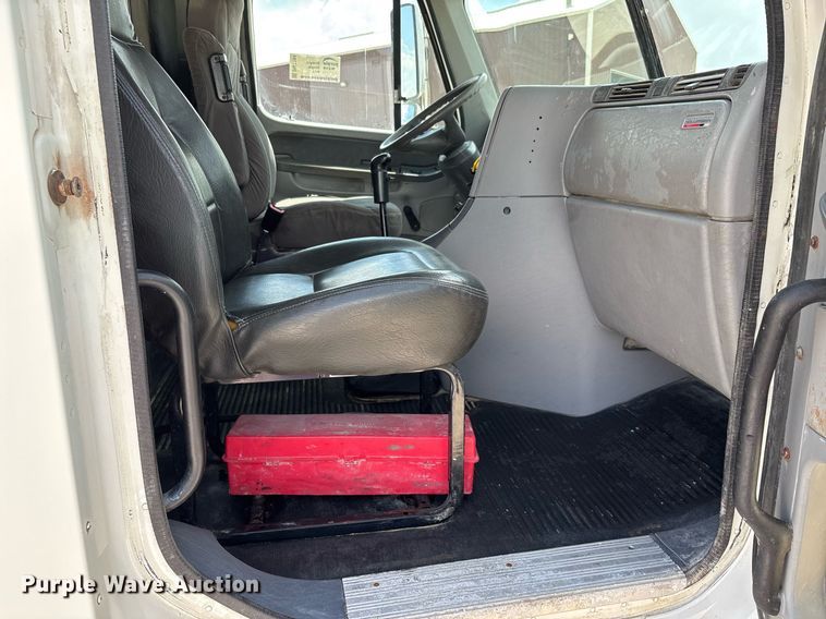 image for item DW7194 2007 Freightliner semi truck