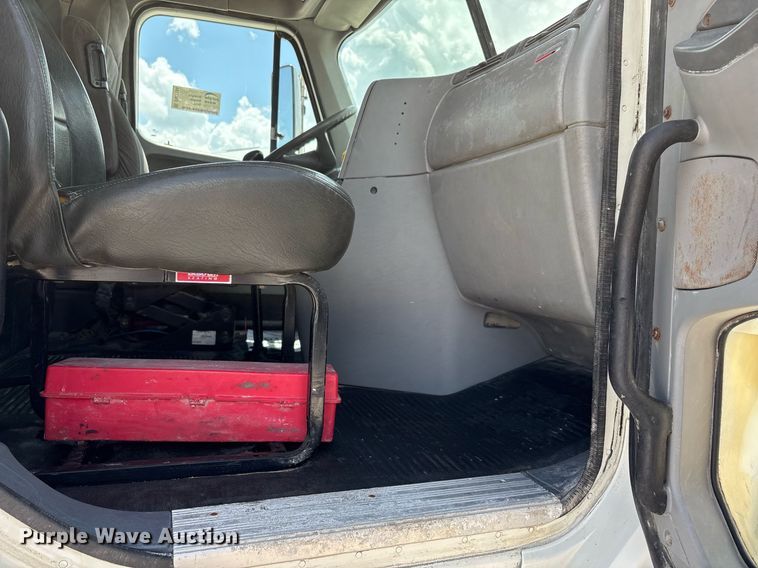 image for item DW7194 2007 Freightliner semi truck