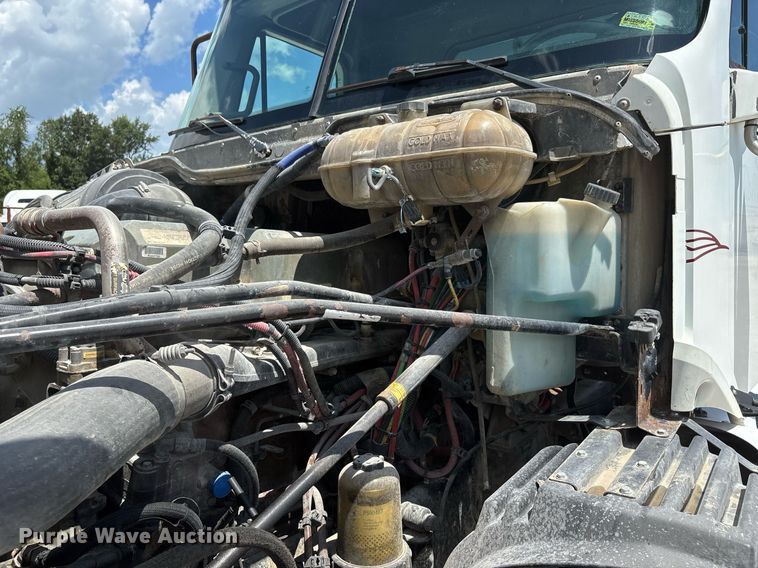 image for item DW7194 2007 Freightliner semi truck