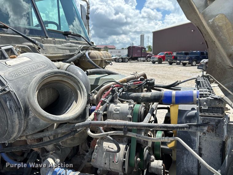 image for item DW7194 2007 Freightliner semi truck