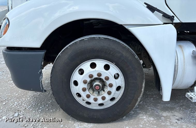 image for item DW7194 2007 Freightliner semi truck