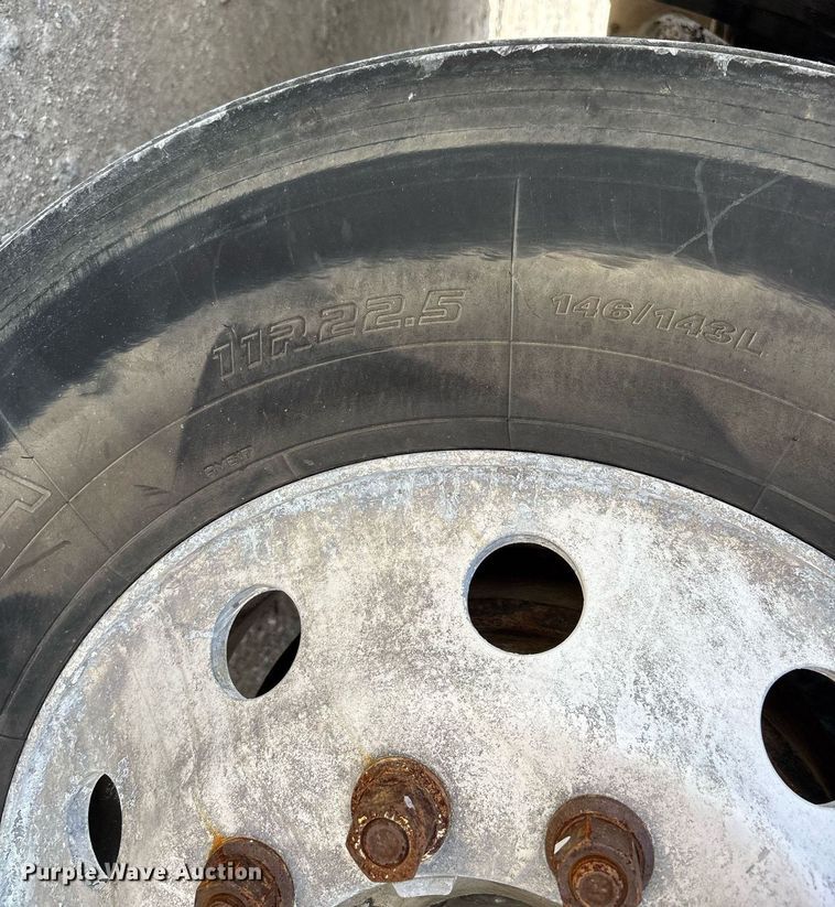 image for item DW7194 2007 Freightliner semi truck