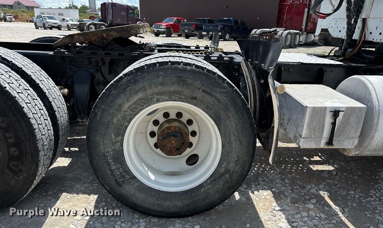 image for item DW7194 2007 Freightliner semi truck