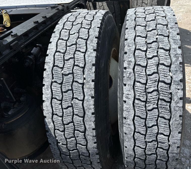 image for item DW7194 2007 Freightliner semi truck