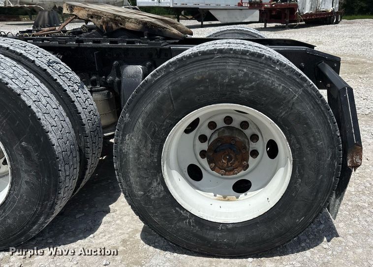 image for item DW7194 2007 Freightliner semi truck