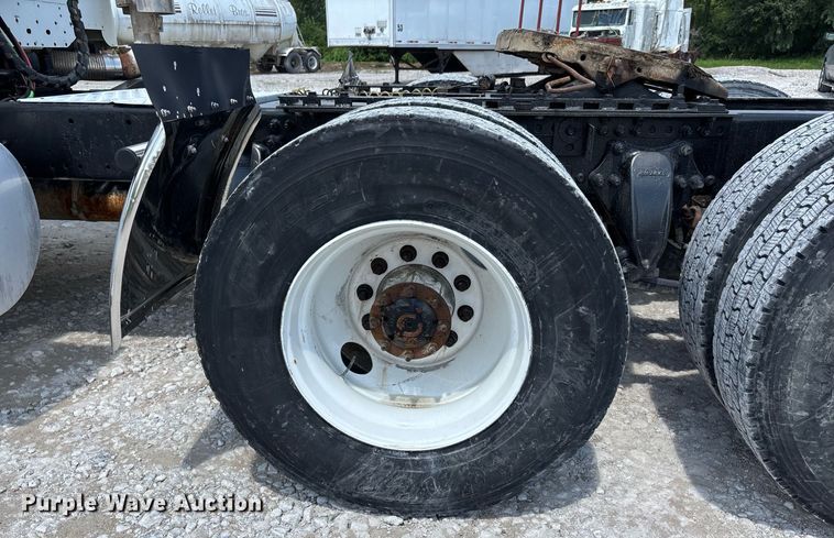 image for item DW7194 2007 Freightliner semi truck